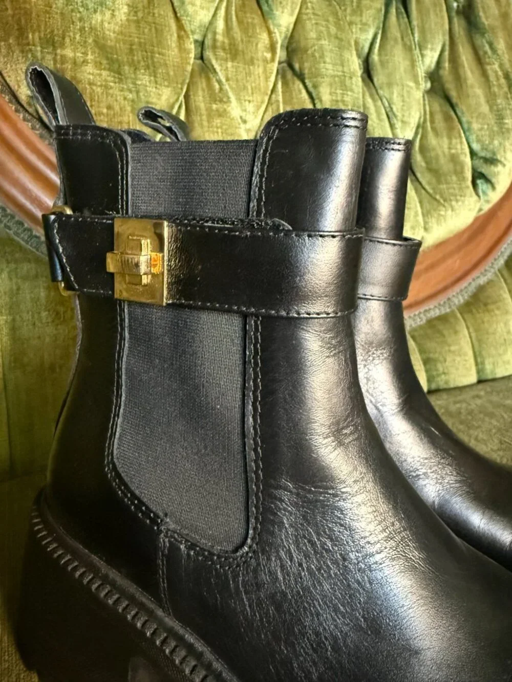 Steve Madden Gates Black Leather Chelsea Boots Gold Buckle Size 7.5 New